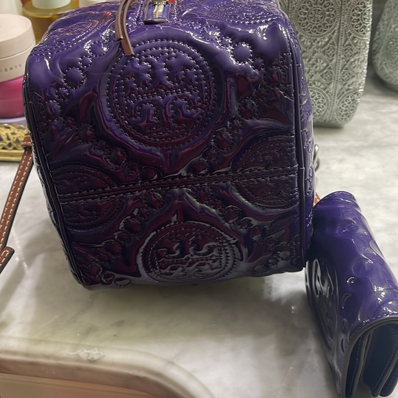 Tory Burch NWT purple patent leather cube embroidered 2 way w/ wallet - Picture 2 of 16
